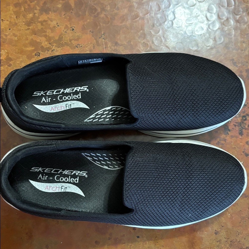 Skechers arch fit size 9 black slip on shoe. Barely worn - Picture 6 of 7